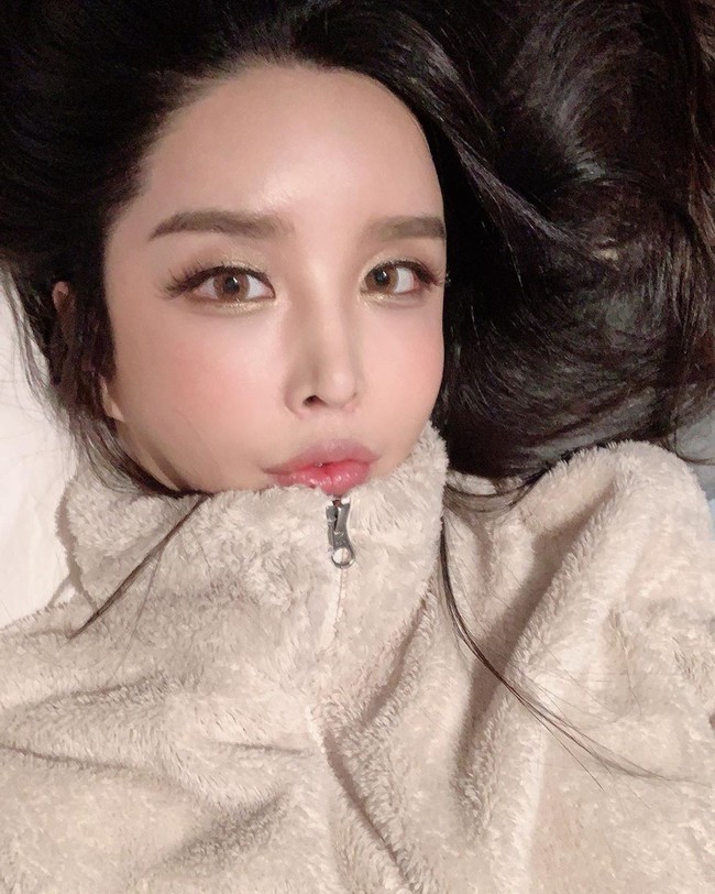 Usianya sudah 45 tahun, namun kecantikan Harisu tidak memudar. Wajahnya bak wanita 20-an. Apalagi Harisu kerap bergaya selfie memperlihatkan bibirnya yang seksi.Foto: Dok. Instagram