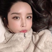 Usianya sudah 45 tahun, namun kecantikan Harisu tidak memudar. Wajahnya bak wanita 20-an. Apalagi Harisu kerap bergaya selfie memperlihatkan bibirnya yang seksi.Foto: Dok. Instagram