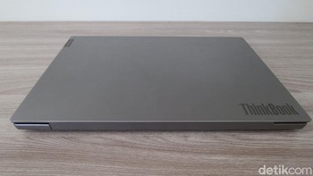 Laptop ini tampak ramping dengan ketebalan 17,9 mm. Ukurannya 326x230 mm dan beratnya cuma 1,5 kg. Mudah banget masuk ke ransel generasi milenial. (Fitraya Ramadhanny/detikcom)