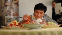 Wah, pasti Jackie Chan bingung nih. Ada banyak olahan seafood enak yang ia akan santap bersama nasi. Foto: Istimewa