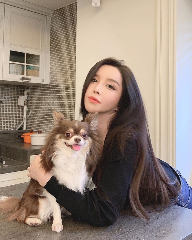 Harisu merupakan transgender idol pertama di Korea Selatan. Tak hanya membuat gempar Korea, namun juga Asia. Karena kecantikannya, Harisu pun menjadi model ternama di Korea. Jadi bintang iklan kosmetik hingga video klip pernah dilakoninya. Foto: Dok. Instagram