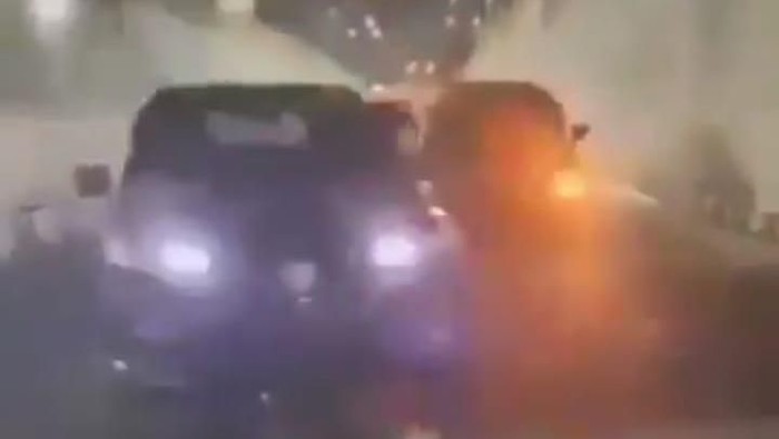 Tiga mobil jalan zig-zag demi bikin TikTok di Undperpass Kentungan, Sleman, Senin (2/3/2020).