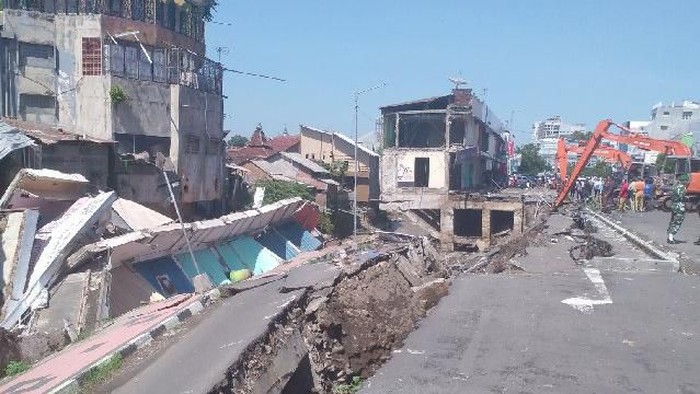 8 Ruko di Jember Ambruk