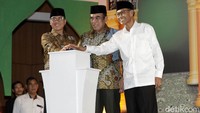 Menteri Agama Fachrul Razi, Ketua komisi VIII Yandri Susanto, dan Dirjen Bimas Islam Kementerian Agama Muhammadiyah Amin saat membuka Rakernas.