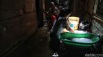 Potret Warga Kebon Pala yang Bersahabat dengan Banjir