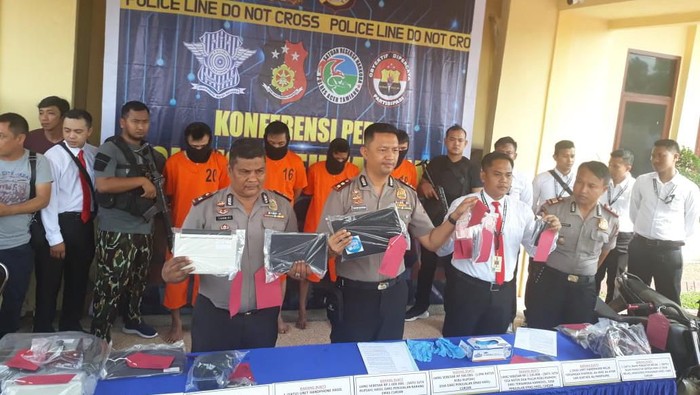 Polisi menangkap 4 orang pencuri di Aceh.