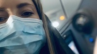 Terpaksa berpergian, membuat Kate Hudson tampil dengan masker. Dok. Instagram