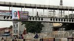 Spanduk Terima Kasih untuk Gubernur Anies Mejeng di JPO Ibu Kota