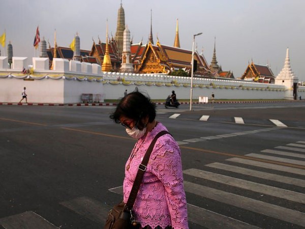 Thailand tidak seketrem negara lain. Meskipun tetap membuka The Grand Palace di Bangkok, namun tempat wisata ini sepi kunjungan. (Soe Zeya Tun/Reuters) Thailand tidak seketrem negara lain. Meskipun tetap membuka The Grand Palace di Bangkok, namun tempat wisata ini sepi kunjungan. (Soe Zeya Tun/Reuters)