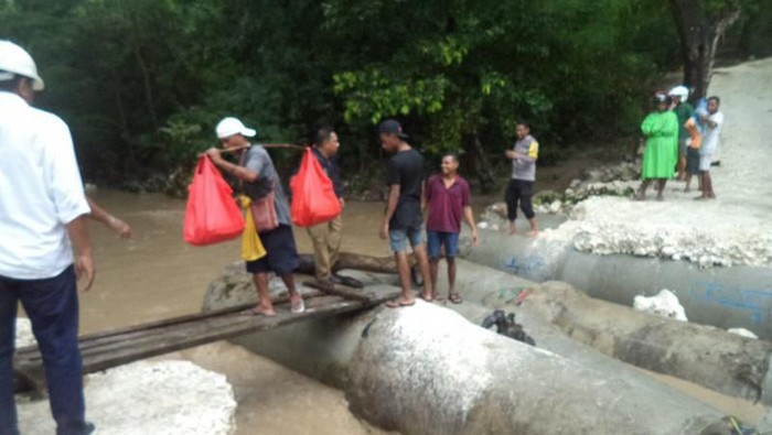 Jembatan di Kupang, NTT rusak akibat banjir.