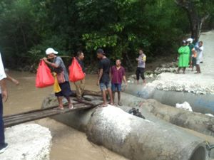 Baru Seminggu Dibangun, Jembatan Darurat di Kupang Rusak Diterjang Banjir