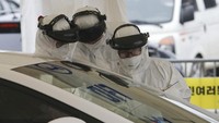 Pemeriksaan kesehatan via drive-thru itu dilakukan guna mengurangi kontak antara pasien potensial terinfeksi corona dengan petugas medis. AP Photo/Ahn Young-joon.