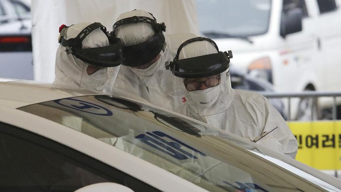Korea Selatan membuka layanan kesehatan untuk pemeriksaan corona via drive-thru. Hal itu dilakukan guna mengurangi terjadinya kontak untuk cegah penyebaran virus corona.