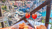 Sebagai wilayah pelabuhan, Cinque Terre terkenal dengan ragam seafood yang segar dan sayur panggangnya yang enak. Aneka roti dan kejunya juga juara. Foto: Instagram @cinqueterretrip