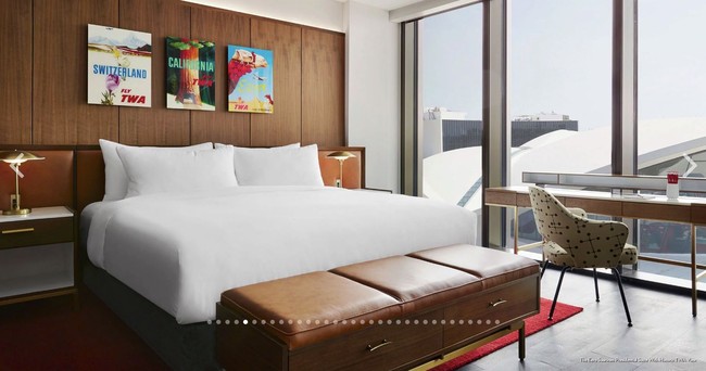 Kamar hotel ini terlihat sangat nyaman dengan suguhan pemandangan pesawat lepas landas yang dapat kamu nikmati melalui jendela kaca kamar hotel. Kamu juga tidak perlu takut karena setiap dinding kamar sudah dirancang dengan ketebalan 11,43 cm. Foto: TWA Hotel