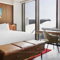 Kamar hotel ini terlihat sangat nyaman dengan suguhan pemandangan pesawat lepas landas yang dapat kamu nikmati melalui jendela kaca kamar hotel. Kamu juga tidak perlu takut karena setiap dinding kamar sudah dirancang dengan ketebalan 11,43 cm. Foto: TWA Hotel