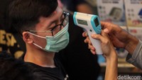 Alat pengukur suhu tubuh juga dibeli warga.