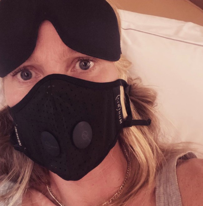 Aktris Gwyneth Paltrow tampak memakai masker dari merek Airinum+Nemen. Dia mengunggah potret dirinya memakai masker tersebut beserta gayanya mengenakan penutup mata. En route to Paris. Paranoid? Prudent? Panicked? Placid? Pandemic? Propaganda? Paltrow’s just going to go ahead and sleep with this thing on the plane. I’ve already been in this movie. Stay safe. Don’t shake hands. Wash hands frequently, tulisnya pada keterangan foto. Gwyneth mengatakan dia memakai masker tersebut saat akan tidur di pesawat. Dia pun mengingatkan netizen untuk menjaga kesehatan dengan tidak bersalaman dan rutin mencuci tangan. Foto: Dok. Instagram