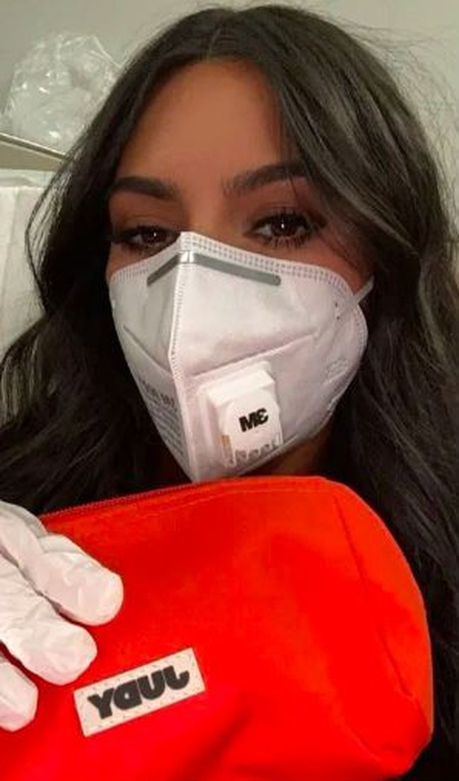 Selebriti Kim Kardashian yang kerap berpergian dengan pesawat juga mengunggah penampilannya memakai masker N95 demi tak terkena virus Corona. Bukan hanya masker, bintang reality show itu juga membawa tas darurat yang isinya vitamin C dan sarung tangan. Foto: Dok. Instagram