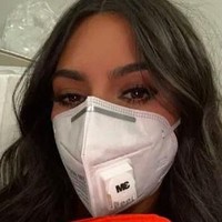 Selebriti Kim Kardashian yang kerap berpergian dengan pesawat juga mengunggah penampilannya memakai masker N95 demi tak terkena virus Corona. Bukan hanya masker, bintang reality show itu juga membawa tas darurat yang isinya vitamin C dan sarung tangan. Foto: Dok. Instagram