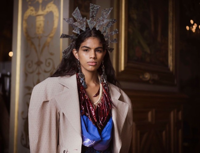 Tak cuma kalung bawang, hadir pula kalung yang terbuat dari cabai kering. (Foto: Getty Images/Thierry Chesnot)