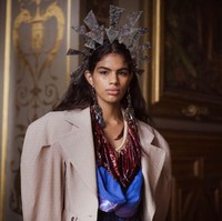 Tak cuma kalung bawang, hadir pula kalung yang terbuat dari cabai kering. (Foto: Getty Images/Thierry Chesnot)