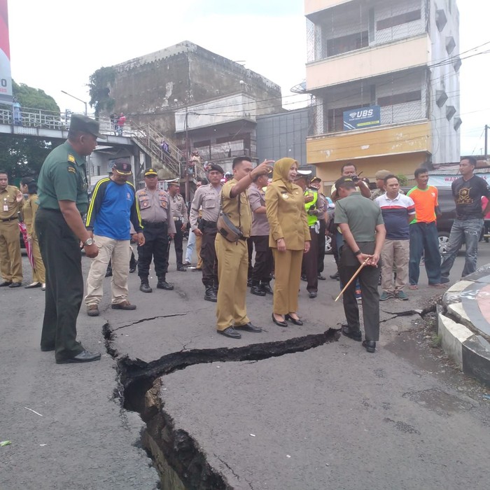 Bupati Jember Faida mendatangi lokasi 8 ruko ambruk