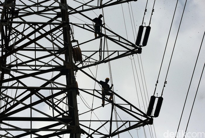 Petugas Perbaiki Kabel Listrik di Tower Sutet Pemeliharaan kabel listrik di menara sutet rutin dilakukan agar dapat alirkan listrik secara optimal. Para petugas dikerahkan untuk melakukan pemeliharaan itu.