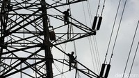 Sejumlah petugas tampak sedang melakukan pemeliharaan kabel listrik di menara sutet yang berada di kawasan Caman, Jatibening, Kota Bekasi, Senin (2/3/2020).