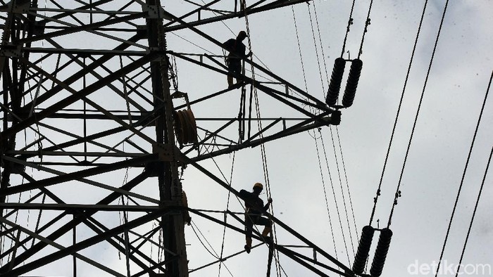 Pemeliharaan kabel listrik di menara sutet rutin dilakukan agar dapat alirkan listrik secara optimal. Para petugas dikerahkan untuk melakukan pemeliharaan itu.