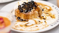 Kalau ini boba pancake buatan Belle Epoque di PIK. Terbuat dari pancake milk tea, cream cheese yang di-torch, dan boba brown sugar yang kenyal manis. Mantul! Foto: Instagram belleepoque_jakarta