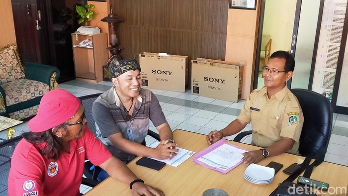 Keluarga Migran Indonesia (KAMI) Banyuwangi resmi somasi pedangdut lagu Komunitas Rondo Merana (Corona) yang viral di media sosial. Somasi juga berlaku untuk pencipta dan produser lagu.