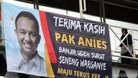 Tak hanya tulisan, spanduk berukuran cukup besar itu juga menampilkan wajah Gubernur DKI Jakarta Anies Baswedan.