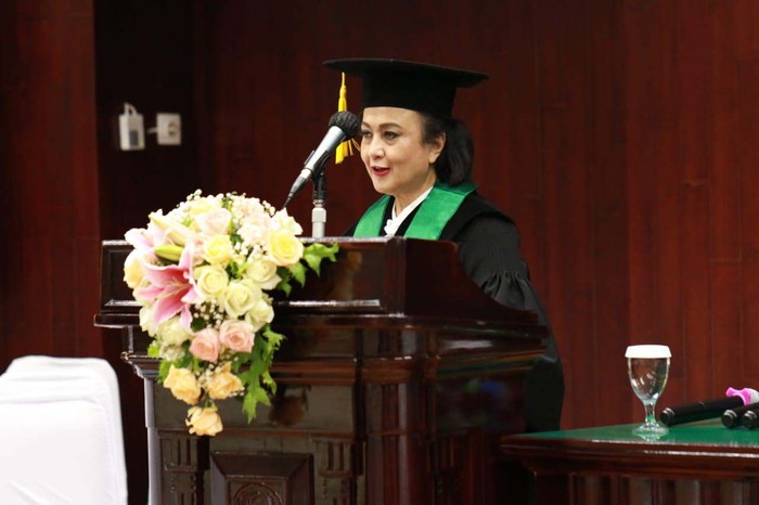 UI Gelar Pengukuhan Dua Guru Besar Universitas Indonesia (UI) menggelar acara pengukuhan dua guru besar tetap Fakultas Kedokteran UI di Aula IMERI FKUI di bilangan Salemba, Jakarta Pusat.