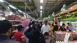 Imbas Corona, Mie Instan-Minyak Goreng di Swalayan Ludes