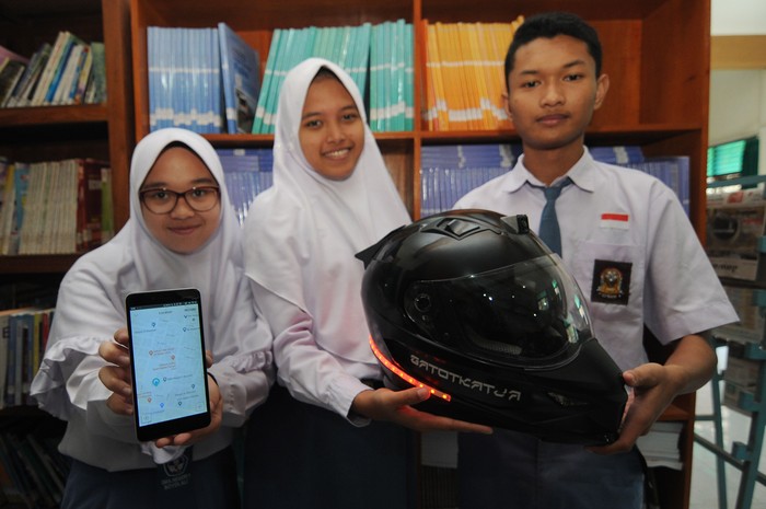 Sejumlah siswa di SMA Negeri 1 Boyolali, Jateng, mengembangkan perangkat helm pintar Gatotkatja. Helm pintar itu memiliki beragam keunggulan. Penasaran?
