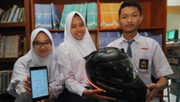 Sejumlah siswa menunjukkan perangkat helm pintar Gatotkatja di SMA Negeri 1 Boyolali, Jawa Tengah, Senin (2/3/2020).