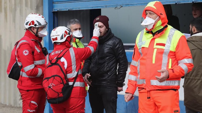 LECCE, ITALY - MARCH 01: Fans are scanned by sanitary staff prior the Serie A match between US Lecce and Atalanta BC at Stadio Via del Mare on March 1, 2020 in Lecce, Italy. (Photo by Maurizio Lagana/Getty Images)