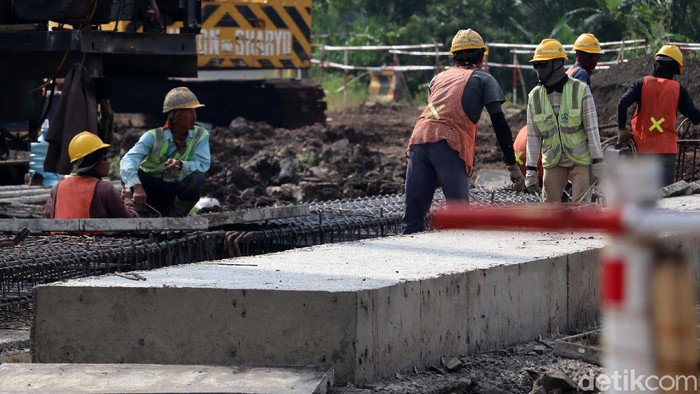 Proyek kereta cepat Jakarta-Bandung dihentikan sementara mulai hari ini. Namun di kawasan Tegalluar, Kabupaten Bandung, Jawa Barat, proyek ini masih berjalan.