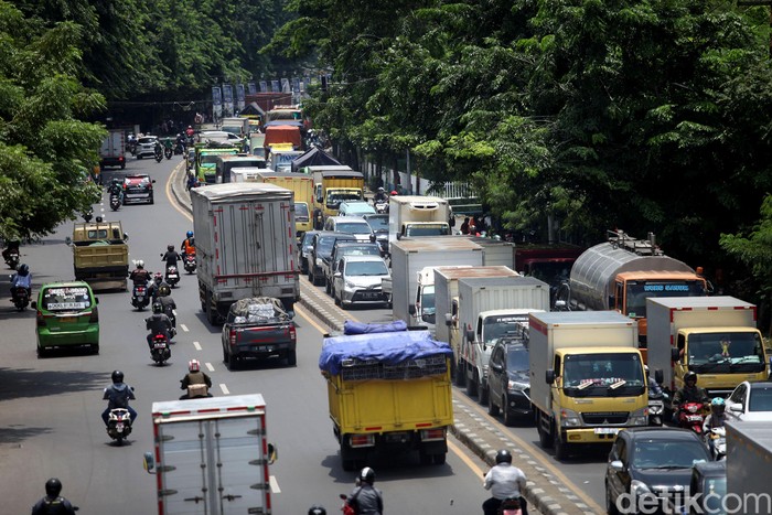 Kemacetan Imbas Perbaikan Jalan di Daan Mogot Antrean panjang kendaraan terlihat di kawasan Daan Mogot, Jakbar. Kemacetan terjadi imbas perbaikan jalan amblas di kawasan itu.