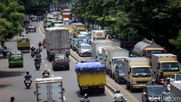 Kemacetan terlihat di Jalan Daan Mogot, Tangerang, Senin (2/3/2020).