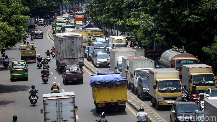 Antrean panjang kendaraan terlihat di kawasan Daan Mogot, Jakbar. Kemacetan terjadi imbas perbaikan jalan amblas di kawasan itu.