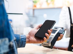 Studi Ini Buktikan Bayar Cashless Bikin Boros, Kamu Setuju?