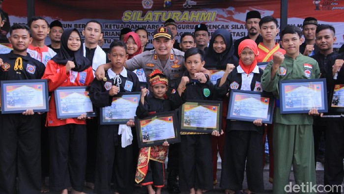 Sejumlah pesilat Kabupaten Madiun mendapat penghargaan dari polisi. Penghargaan itu diberikan kepada 26 pesilat yang prestasi dan membantu polisi menjaga kondusivitas.