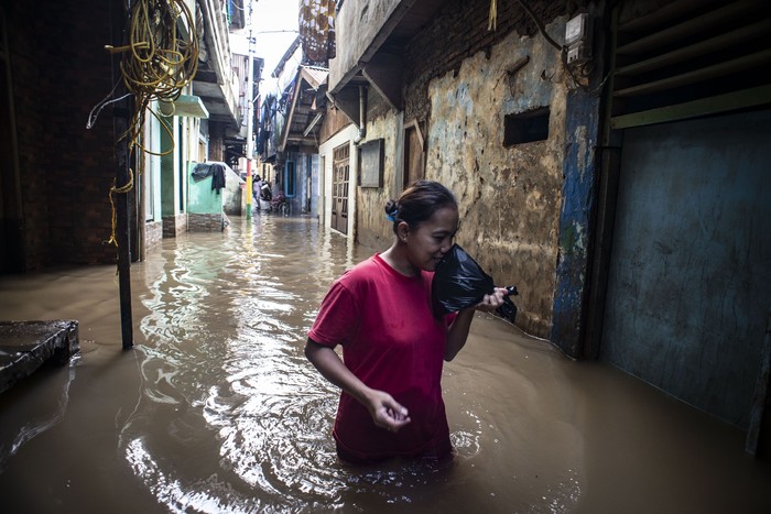 Banjir di Jatinegara Hujan yang mengguyur kawasan Jakarta pada Minggu (1/3) malam membuat Sungai Ciliwung meluap. Akibatnya kawasan Jatinegara pun kebanjiran.