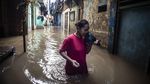 Waduh! Sungai Ciliwung Meluap Kawasan Jatinegara Kebanjiran