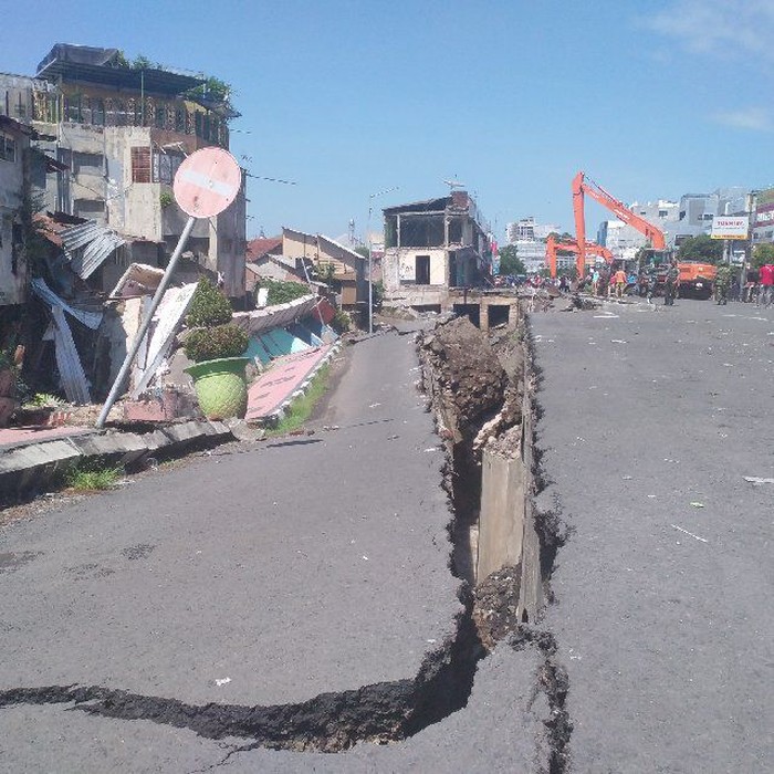 8 Ruko di Jember Ambruk
