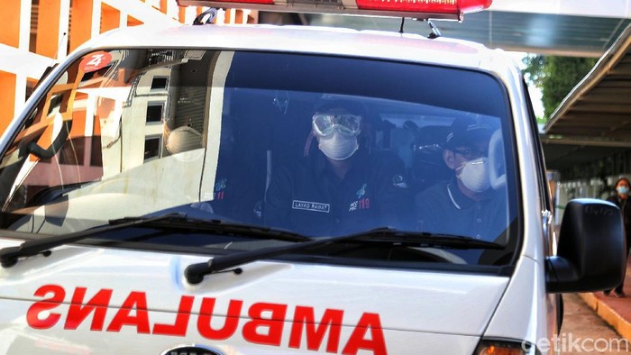 Mobil Ambulans milik Dinkes Kota Depok merapat ke RSPI Sulianti Saroso. Menurut informasi, ambulans membawa tukang kebun dari rumah WNI yang positif Corona.