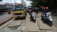 Sejumlah pengendara melintasi  jalan yang sebelumnya amblas di kawasan Daan Mogot, Tangerang.