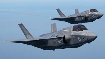 Helm sang pilot bisa melihat seluas 360 derajat. Foto: Getty Images